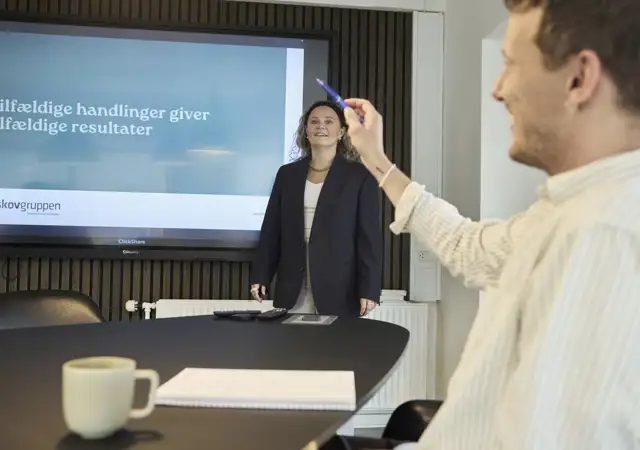 Laura og Andrea fra Ørskovgruppen arbejder med tekster