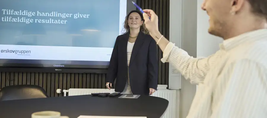 Laura og Andrea fra Ørskovgruppen arbejder med tekster